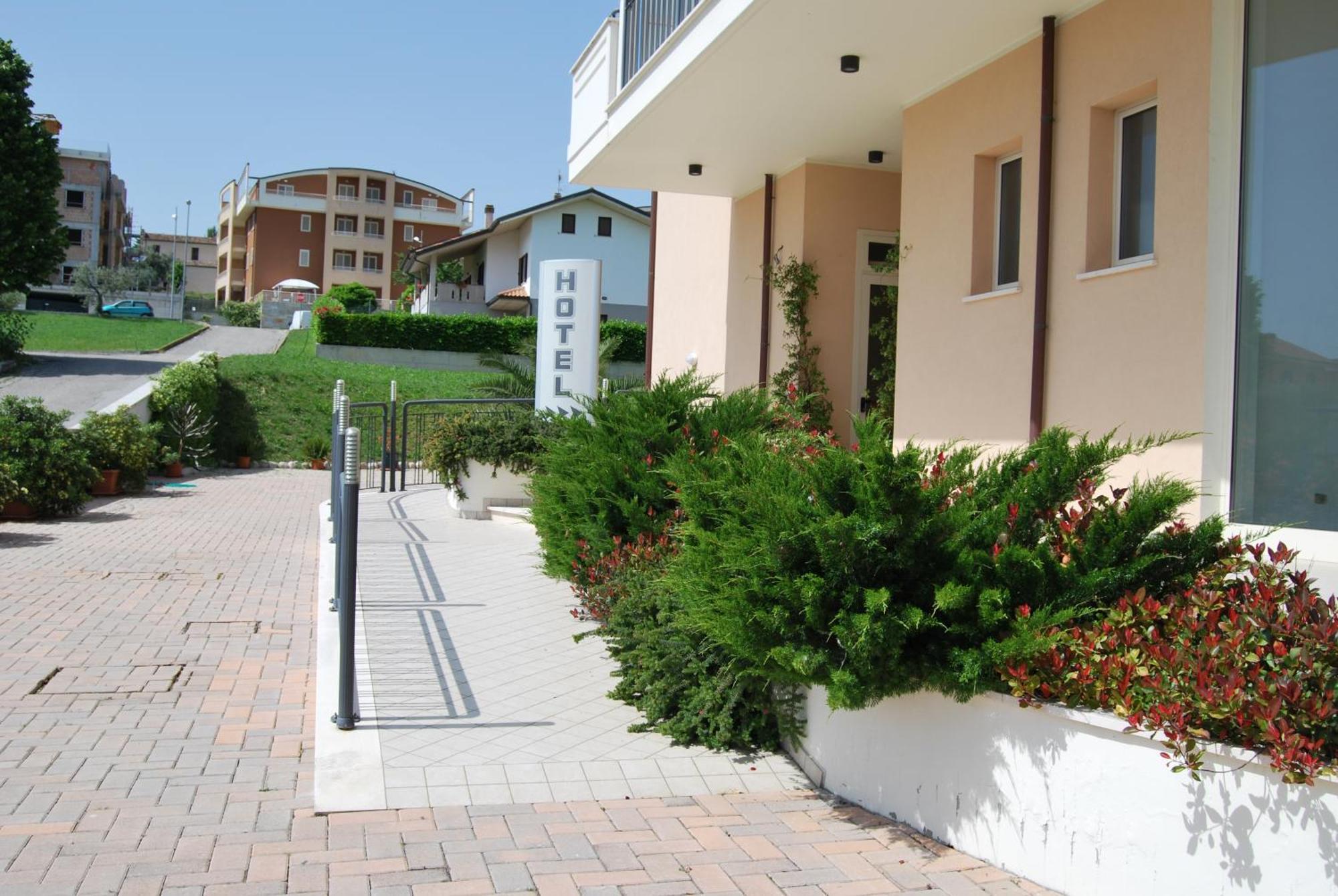 Eu Ropa Hotel Nereto Kültér fotó